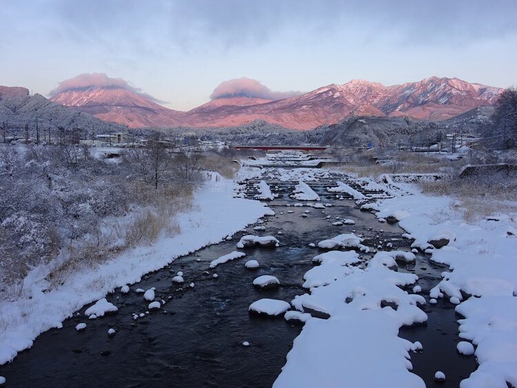 朝日を浴びた雪の日光連山