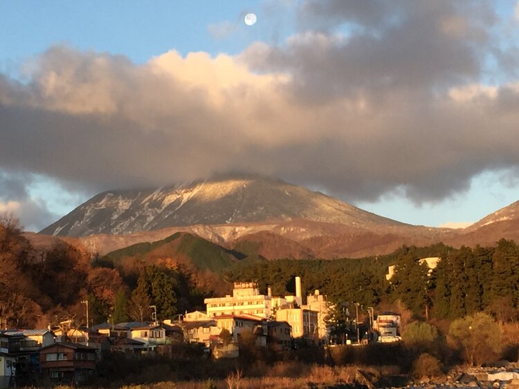 朝日に染まる男体山と月