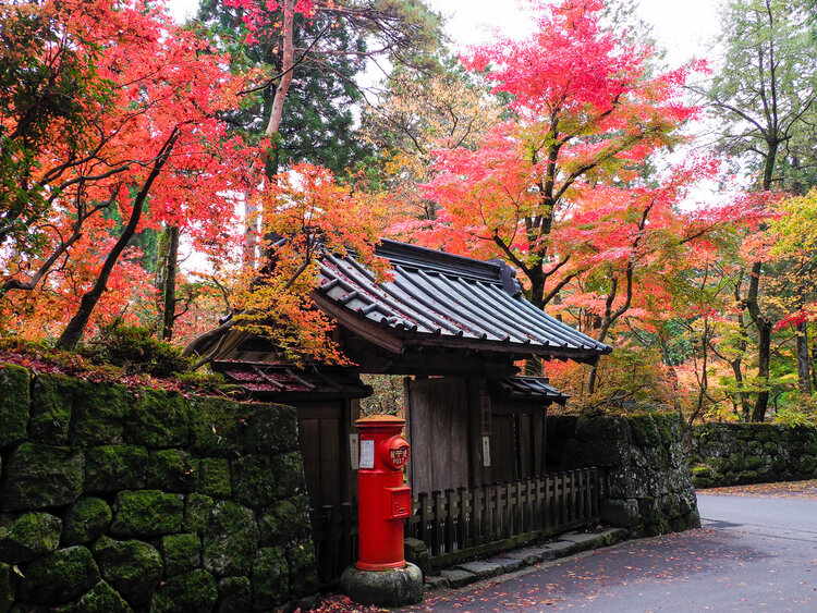 丸ポストと紅葉＠山内