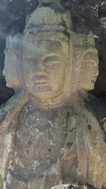 仏岩と一筋の光